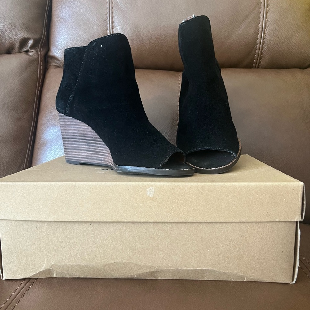 Women’s Lucky Brand Shoes
Size: 8.5M
Black